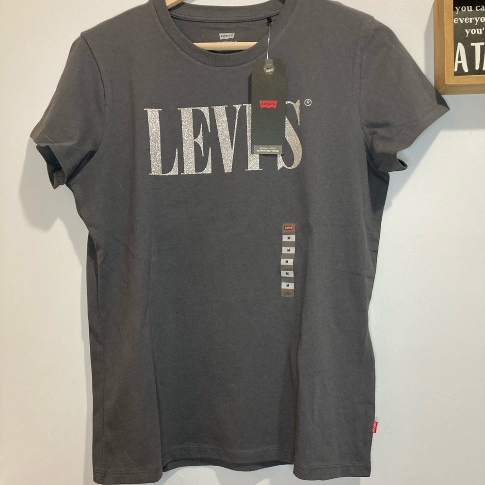 NWT Levi’s junior 90s serif the perfect tee size M